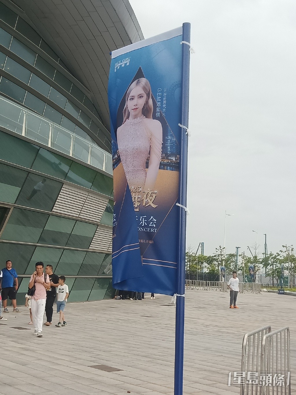 場館外的鄧紫棋海報造型,與台上的有很大分別。