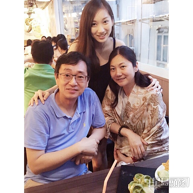 王嘉慧父親王亞明有「內地傢俬大王」之稱,是著名傢俱公司創辦人,公司曾在美國上巿。