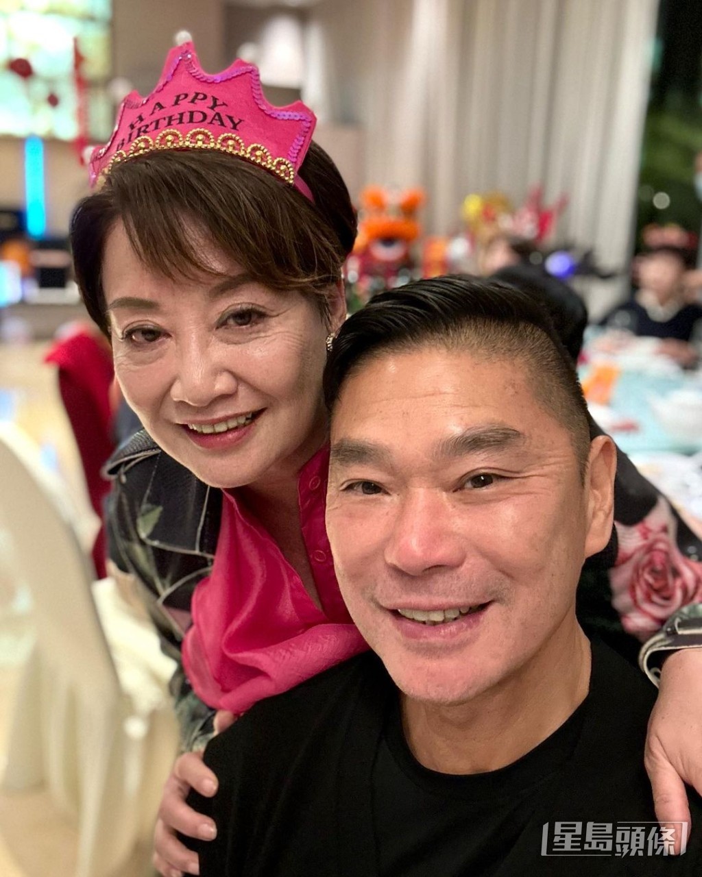 邓达智贴出众友人为钟慧冰庆生的饭局照。