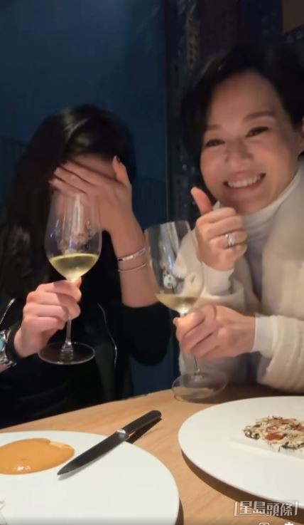 廖碧兒（左）講完即怕醜掩面，胡杏兒就豎起手指公讚Bob做到嘢。