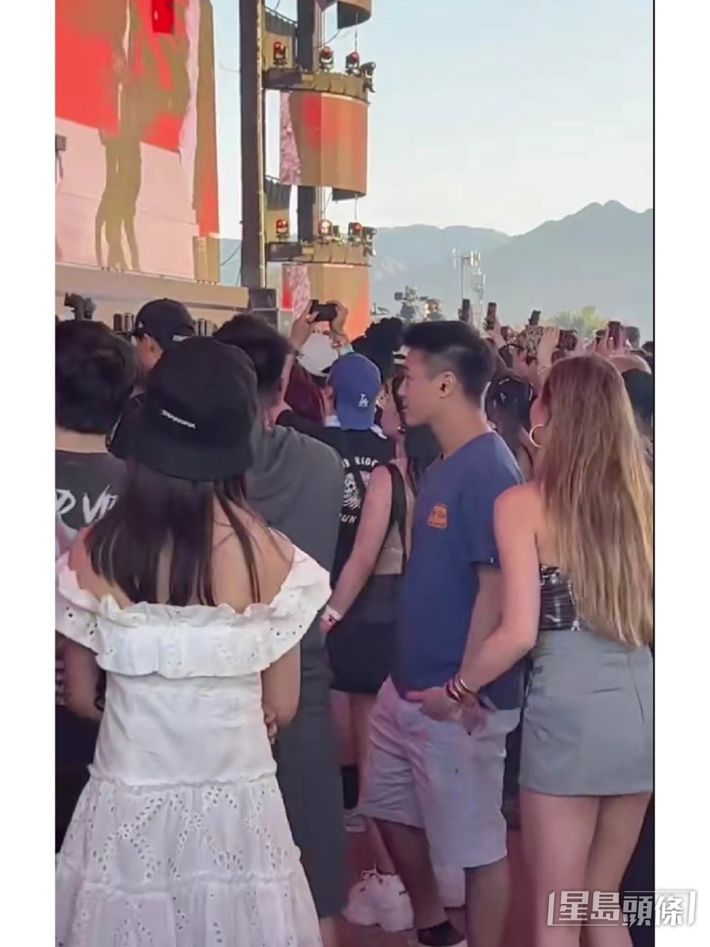 两人看得非常投入。