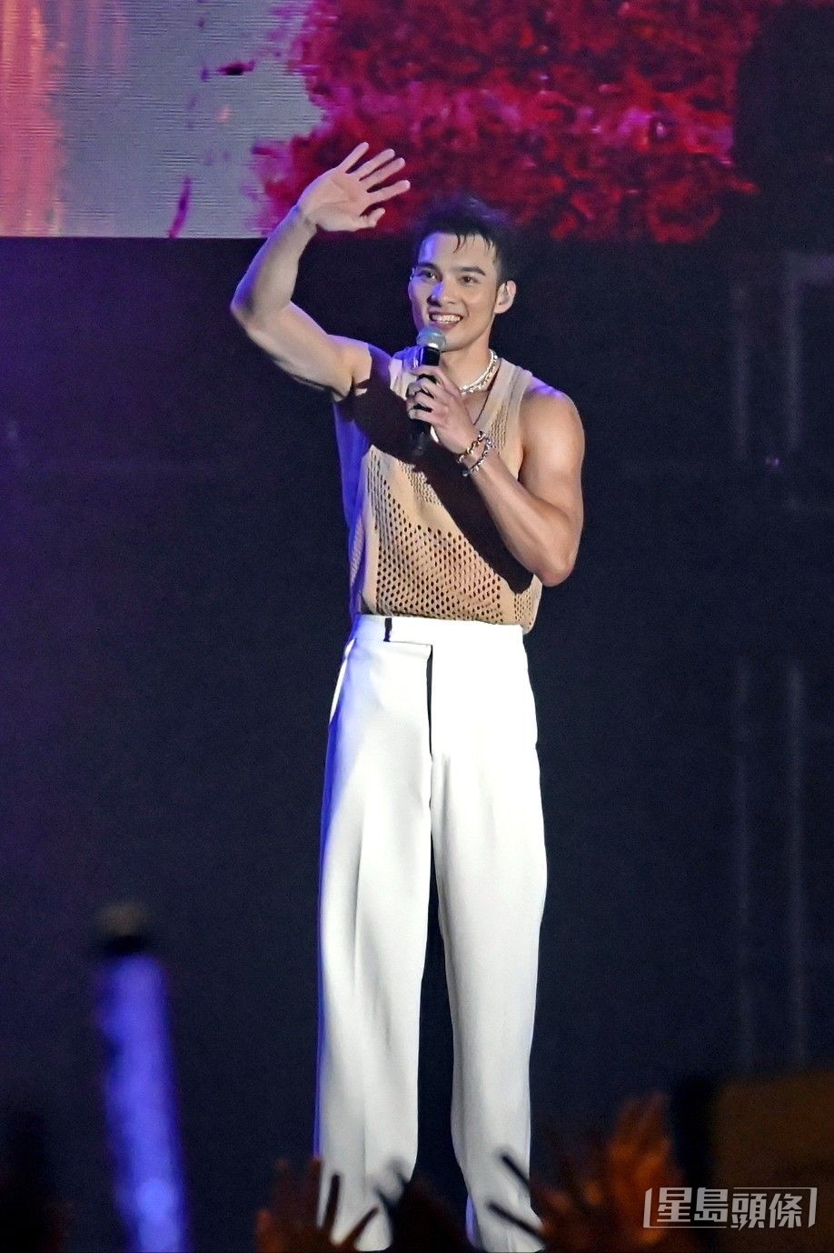 FANS想佢除埋背心