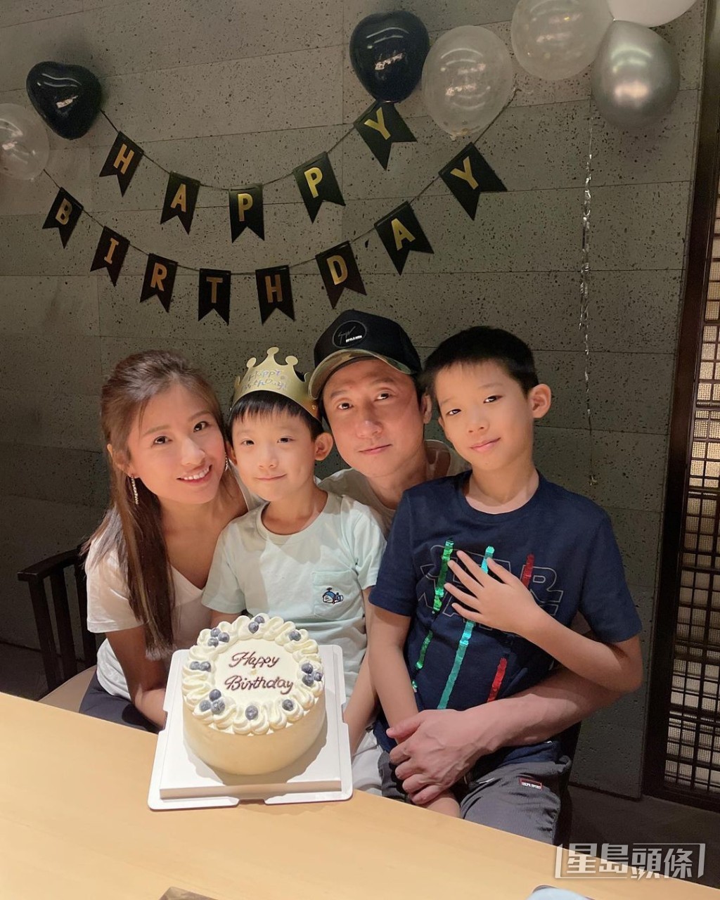 洪天明老婆周家原本帶兩個小朋友來送機,亦趕不及。