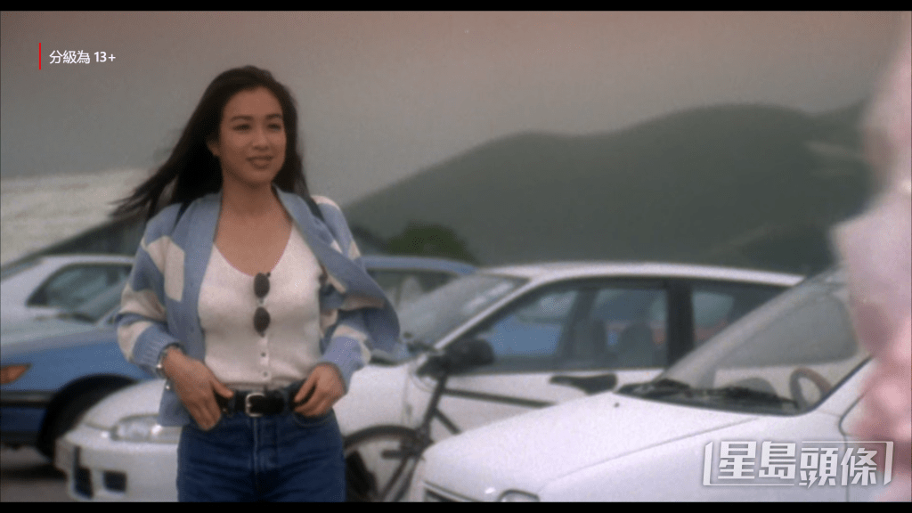 鍾麗緹在90年代出道,拍過多部電影,代表作一定是周星馳的《破壞之王》,踩單車出場勁清純。