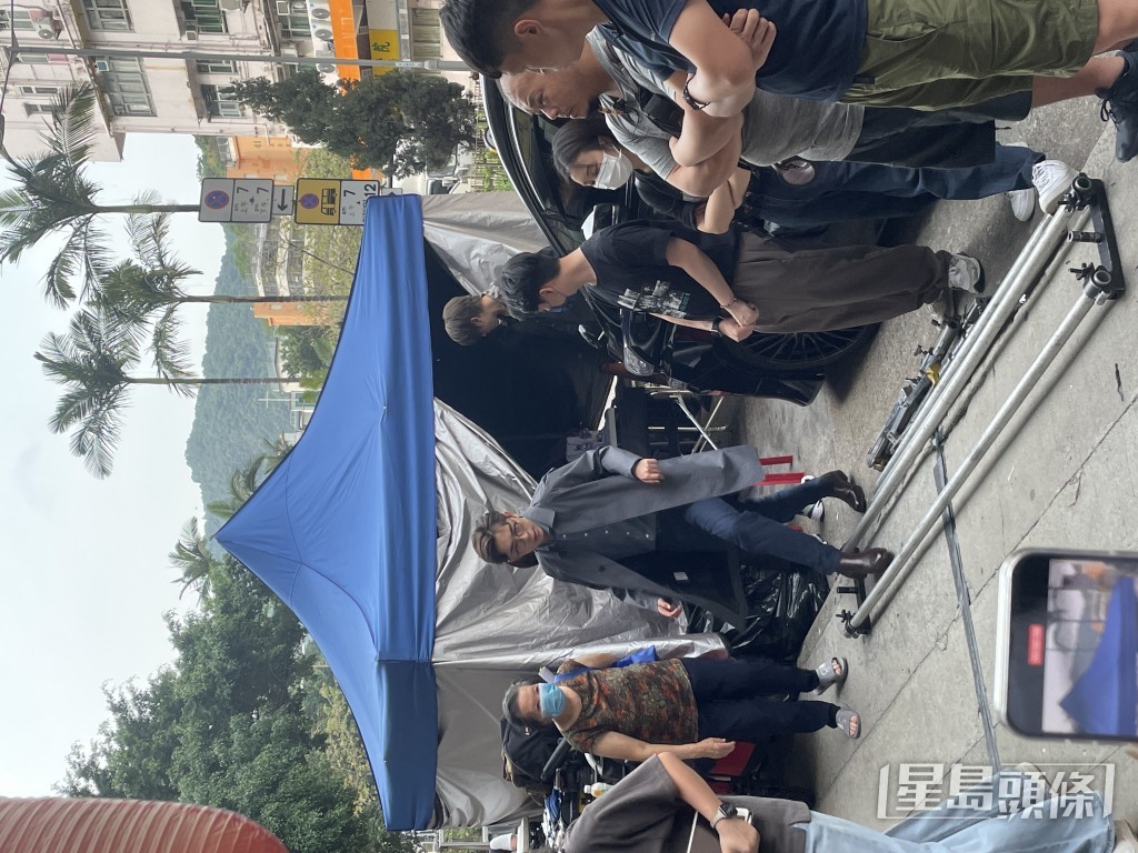 拍攝過程一直到下午3時許，Edan一度步出錶行，走到在路旁以帳篷搭建的臨時導演室看拍攝片段。
