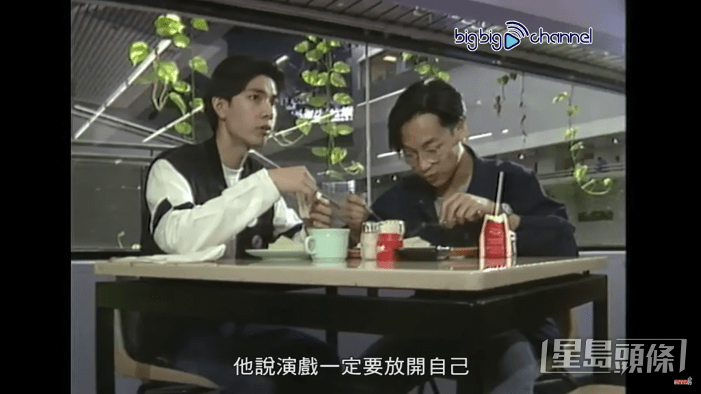 与梁荣忠为演艺出身。