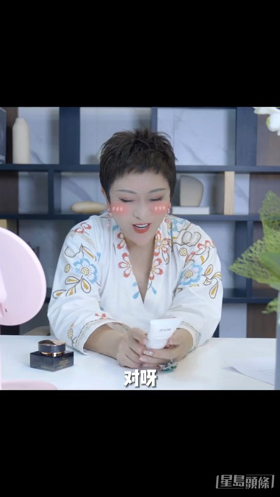 向太最近在短片平台直播帶貨,獲得群星拍片祝賀。