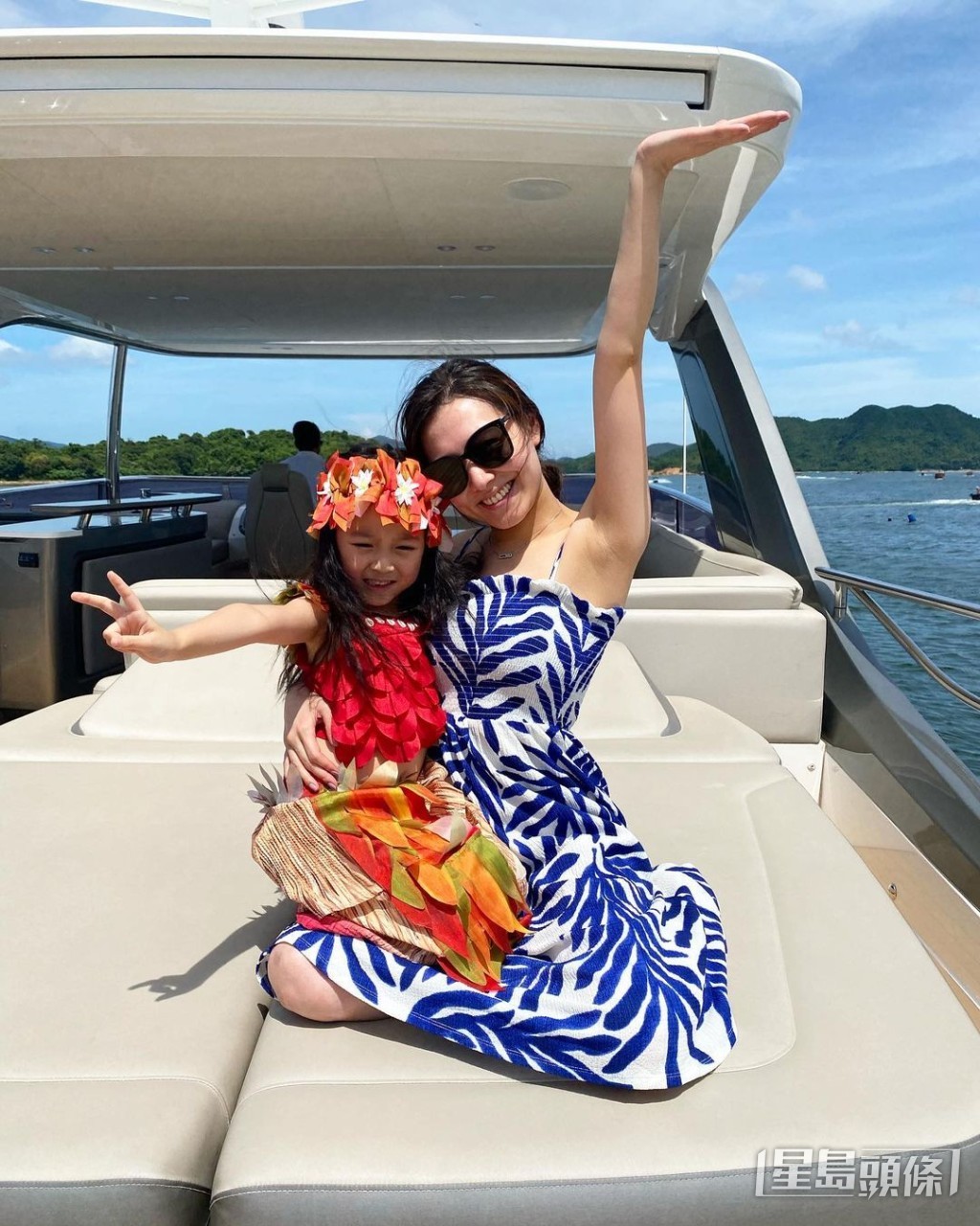 Meghan同媽咪在甲板上大擺Pose留影。
