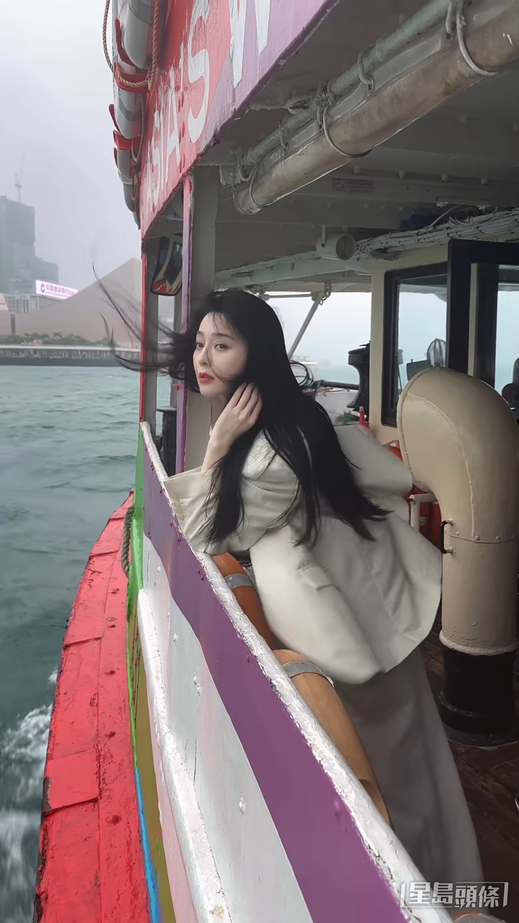 一手撥好頭髮，回復美貌。