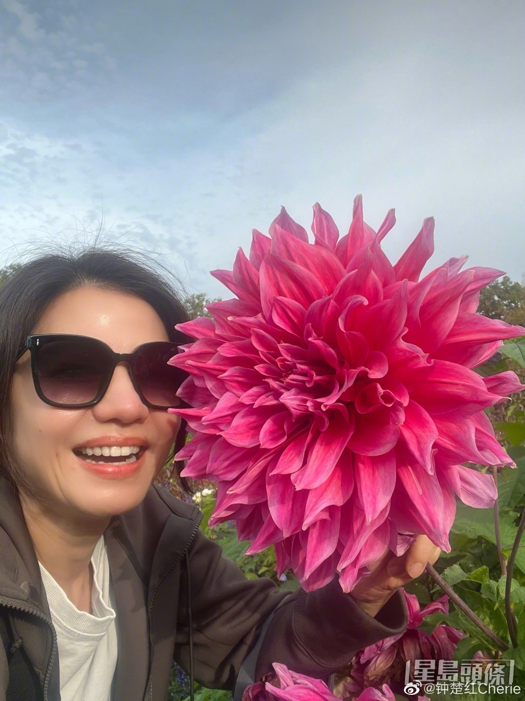 人比花嬌。