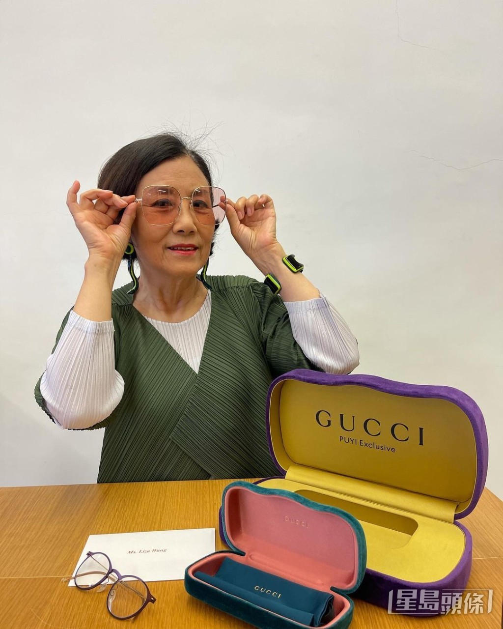 着住三宅一生騷Gucci。