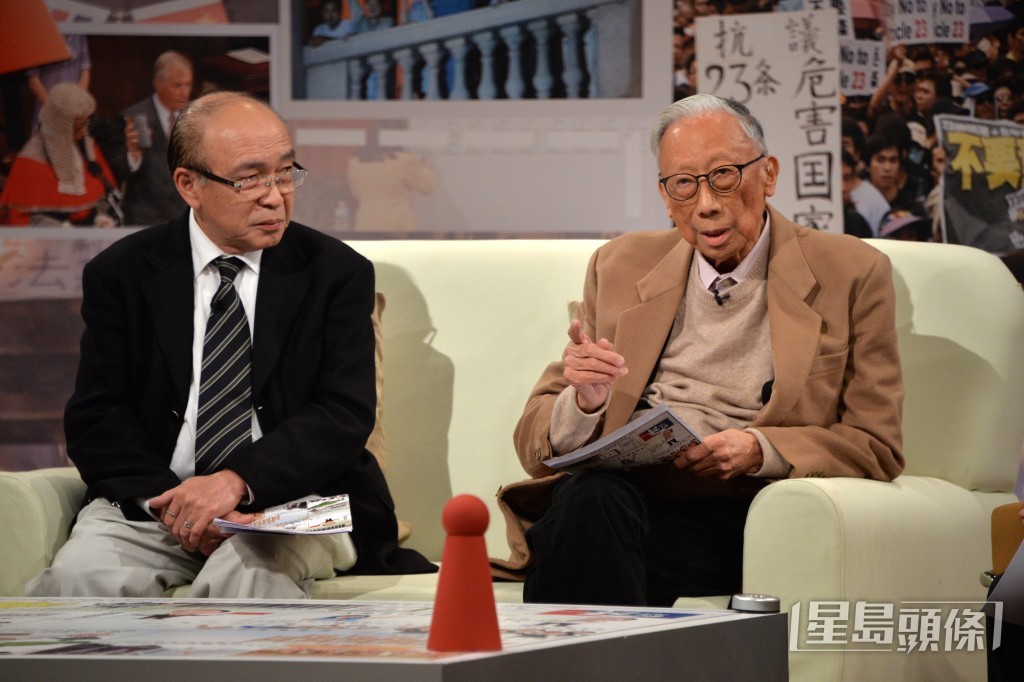 張有興(右)2016年曾亮相港台節目《議事論事》。左為黃宏發。