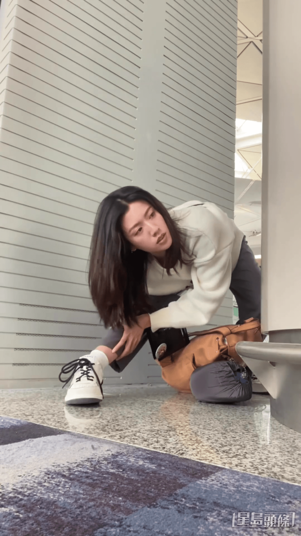 蔡思贝上机前拉筋。