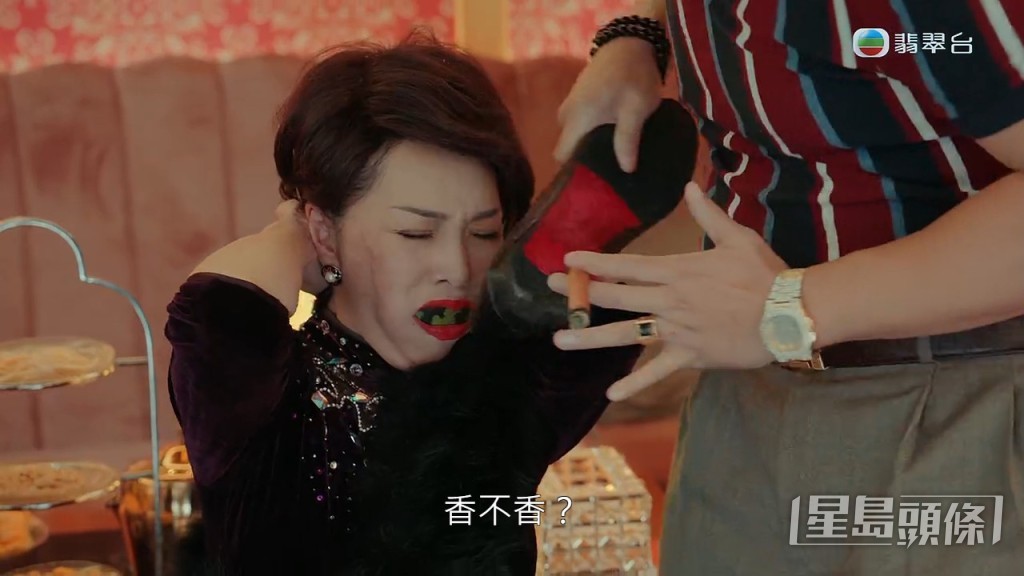 舞小姐口中還含着一大嚿西瓜。