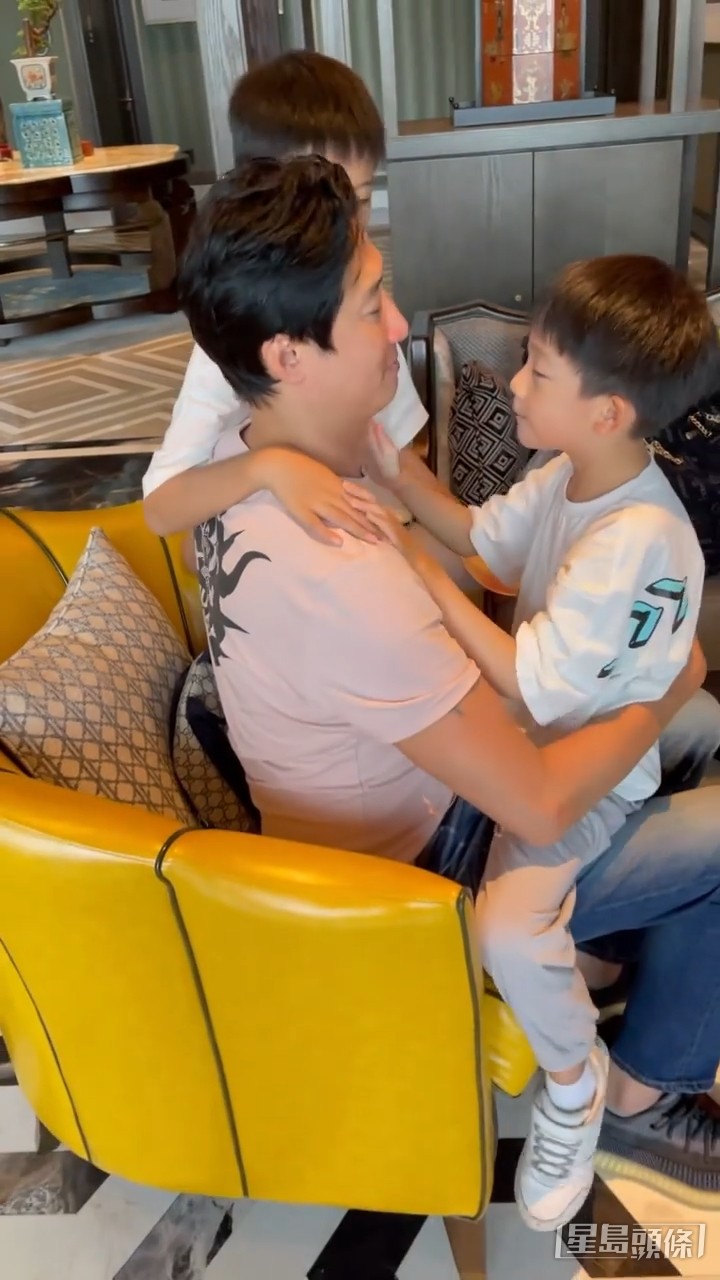兩子好黐爸爸洪天明。