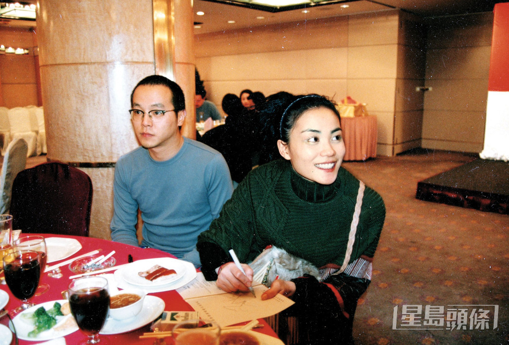 王菲與霆鋒拍拖前，曾嫁北京音樂人竇唯，並誕下大女竇靖童，不過兩人在1999年6月宣佈離婚。。