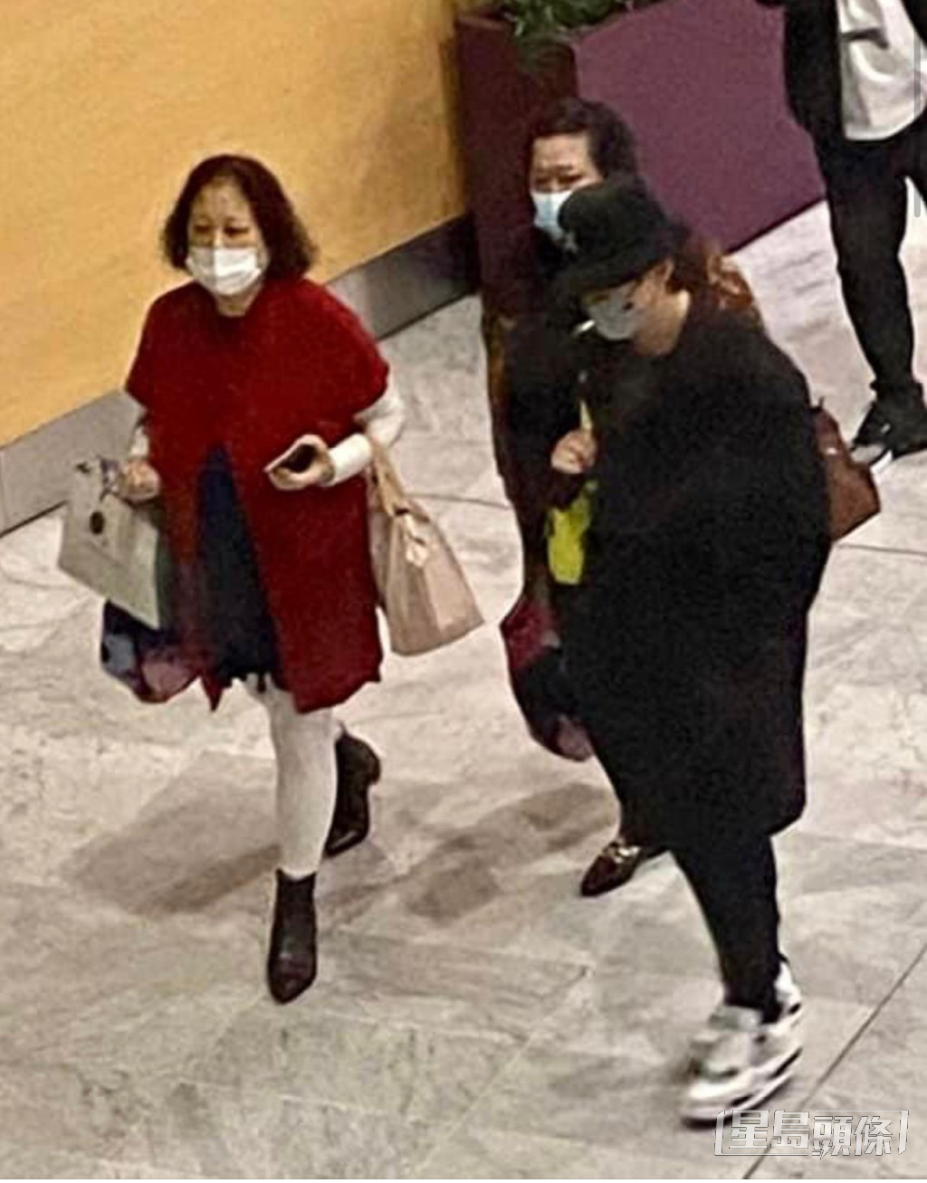 粉丝在法国机场捕获姜涛与妈咪、姨妈。