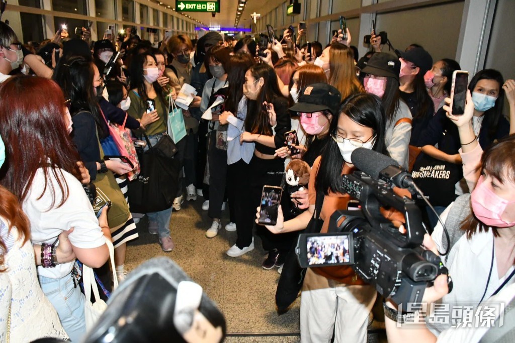 fans乘機送禮物。