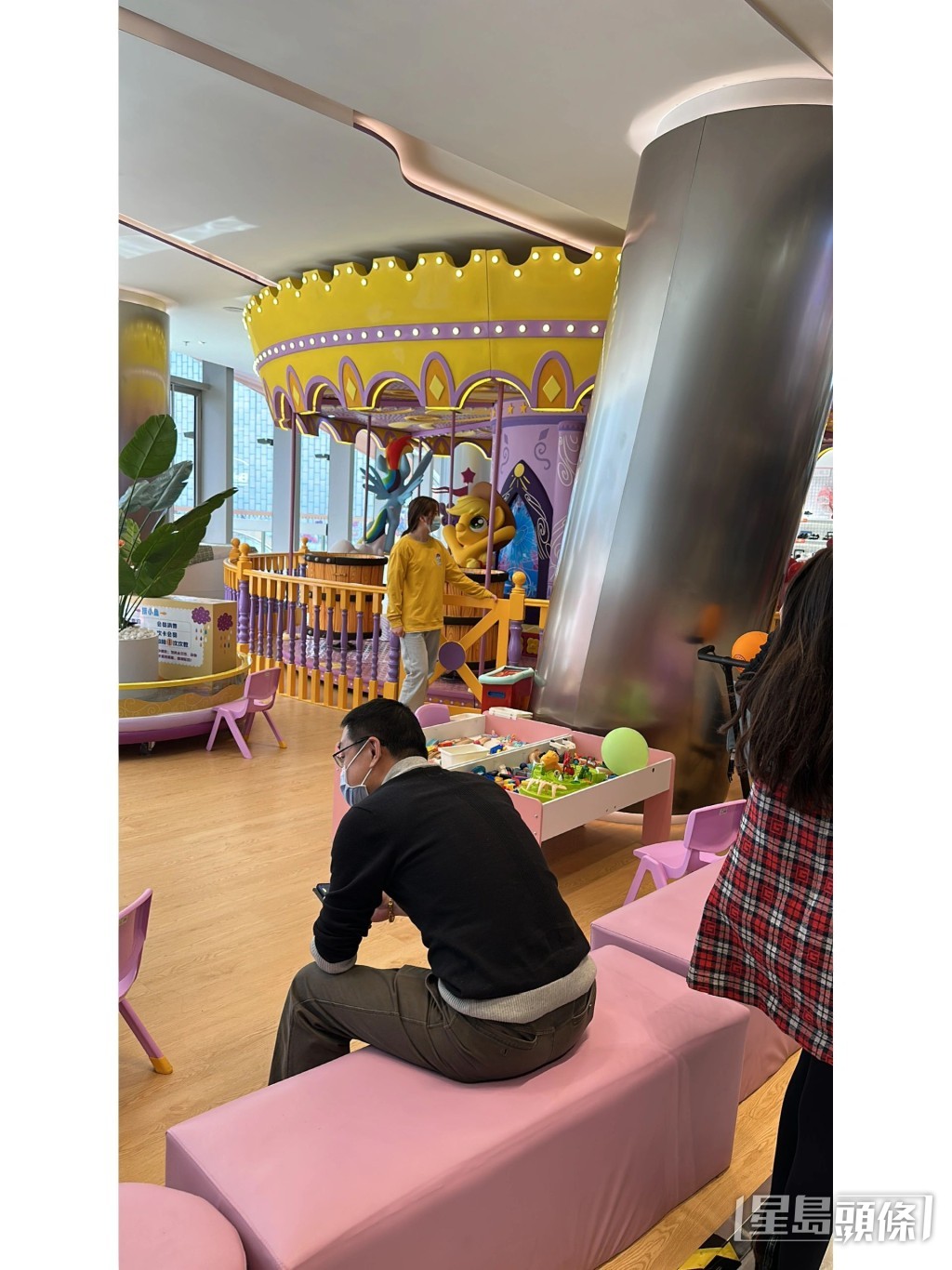 百货公司内有机动游戏。
