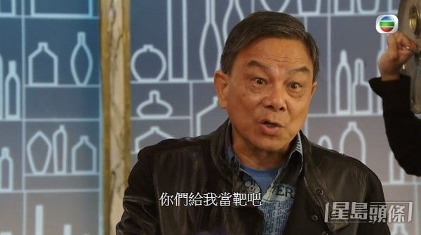 而最後一個街坊關偉倫是實力派甘草,今年已經71歲的他入行51年!1971年他參加邵氏與無綫電視合辦的「演員訓練中心」第一期訓練班(電影組),初期曾拍過《民間傳奇》、《清宮殘夢》等劇。四年後簽約亞視前身麗的電視,《秦始皇》、《皇家檔案》、《再見艷陽天》到《縱橫天下》等劇都有份演出。至2012年離開亞視轉投香港電視,重頭劇《選戰》、《導火新聞線》亦有見到他的蹤影。後來港視不獲發牌照,他轉投無綫,不過數年間亦是演只得幾句對的閒角路人。