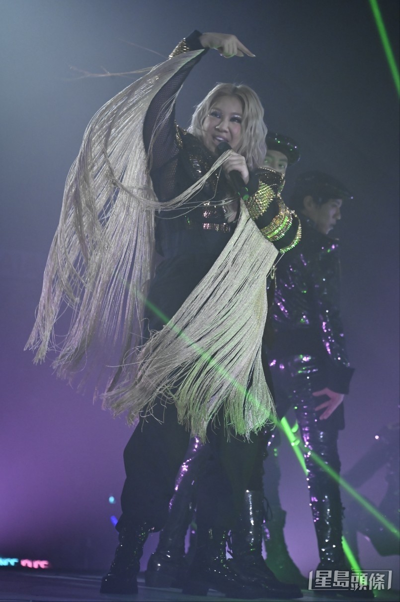 欣宜大唱快歌《Glitterfalls》及《@pricejoyce》，與數十位舞蹈員勁歌熱舞，配合煙花和爆出金光紙碎，全場high爆。