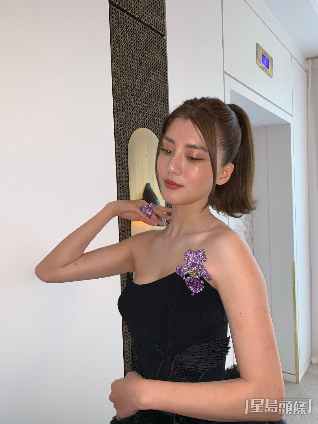 吴千语轻露事业线。