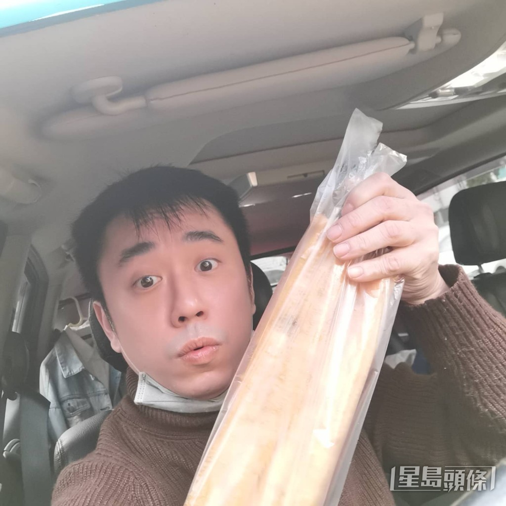 小彬彬去年說服大仔小小彬(溫玄曄)將做童星賺來的300萬台幣(約76萬港元)積蓄,用來投資影視平台。