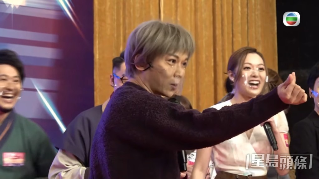 鄧智堅2021年在記者會宣傳《開心大綜藝》扮姜濤,結果引起姜糖狂插。