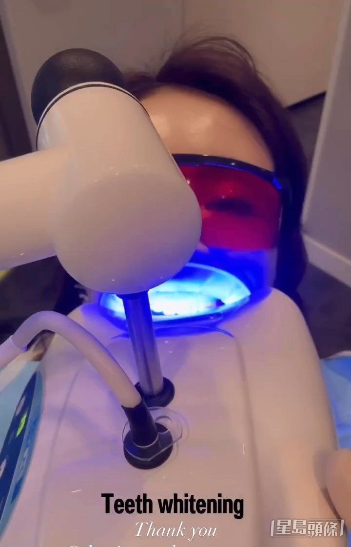 黎姿美白牙齒。