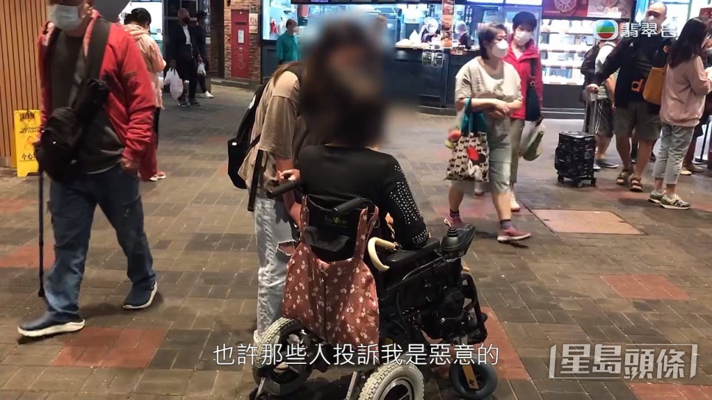 又稱:「啲人投訴我係惡意嘅,佢哋可能針對我,我從來唔會丟垃圾喺門口。」