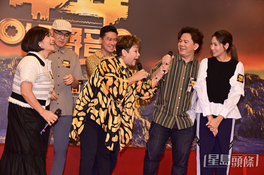 一班主持、評判在台上玩得開心。