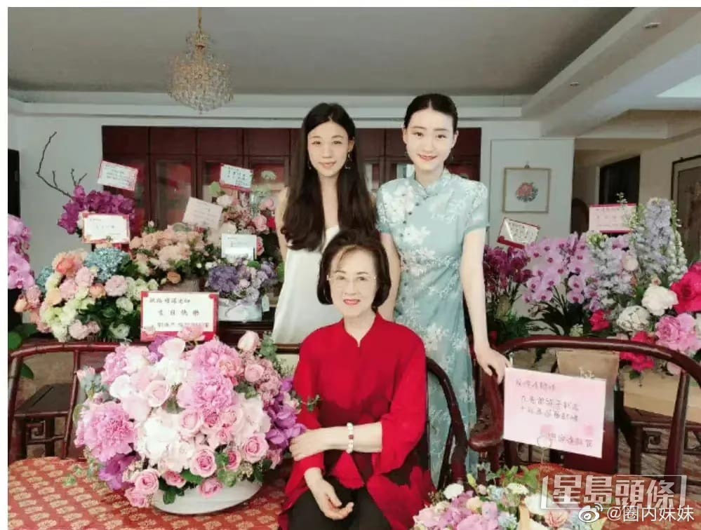 瓊瑤與前夫所生的子女一直陪伴瓊瑤度過喪夫之痛。(微博圖片)
