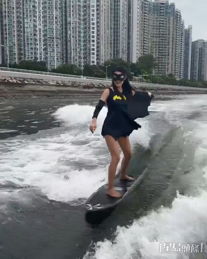 陳庭欣扮「蝙蝠女孩」（Batgirl）滑水，大騷長腿。