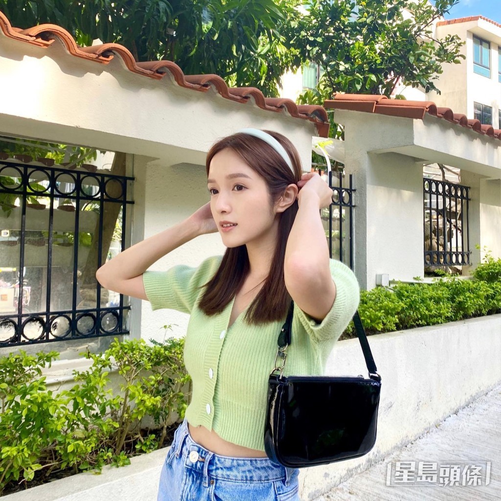鄺潔楹一家四口同住位於大埔淺月灣的2,000呎獨立屋。