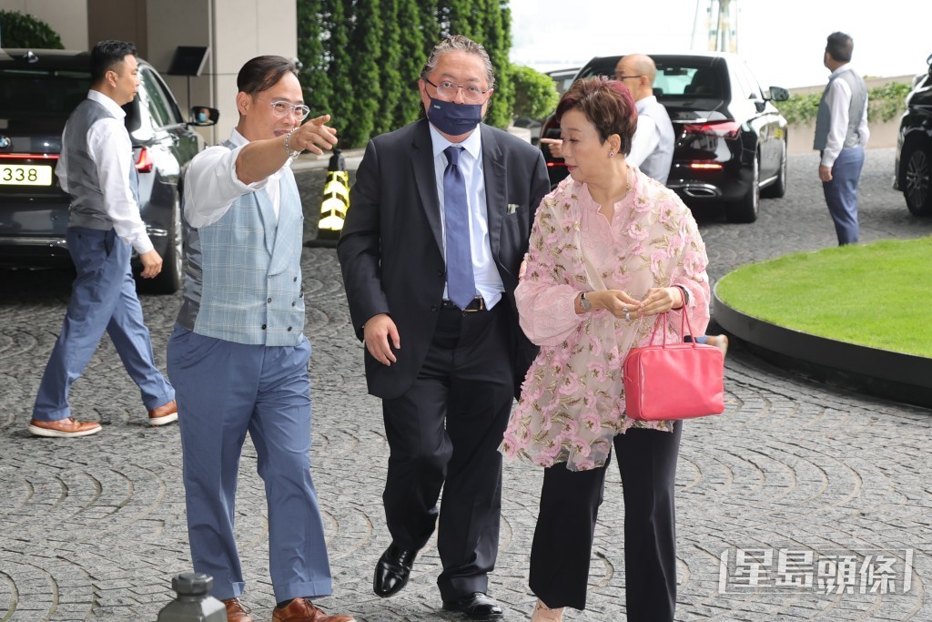 夢娛樂前行政總裁何哲圖(中)也有來觀禮。