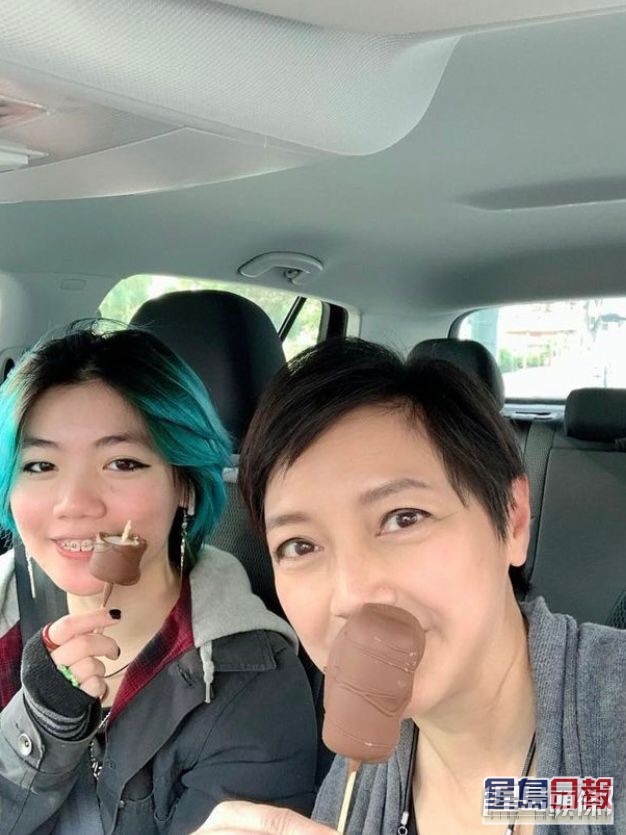 楊婉儀早年與女兒合照。