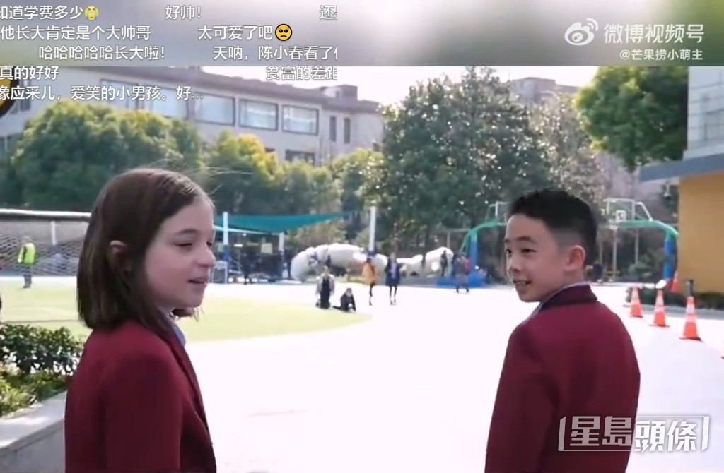 與外籍小女生帶大家參觀校園。