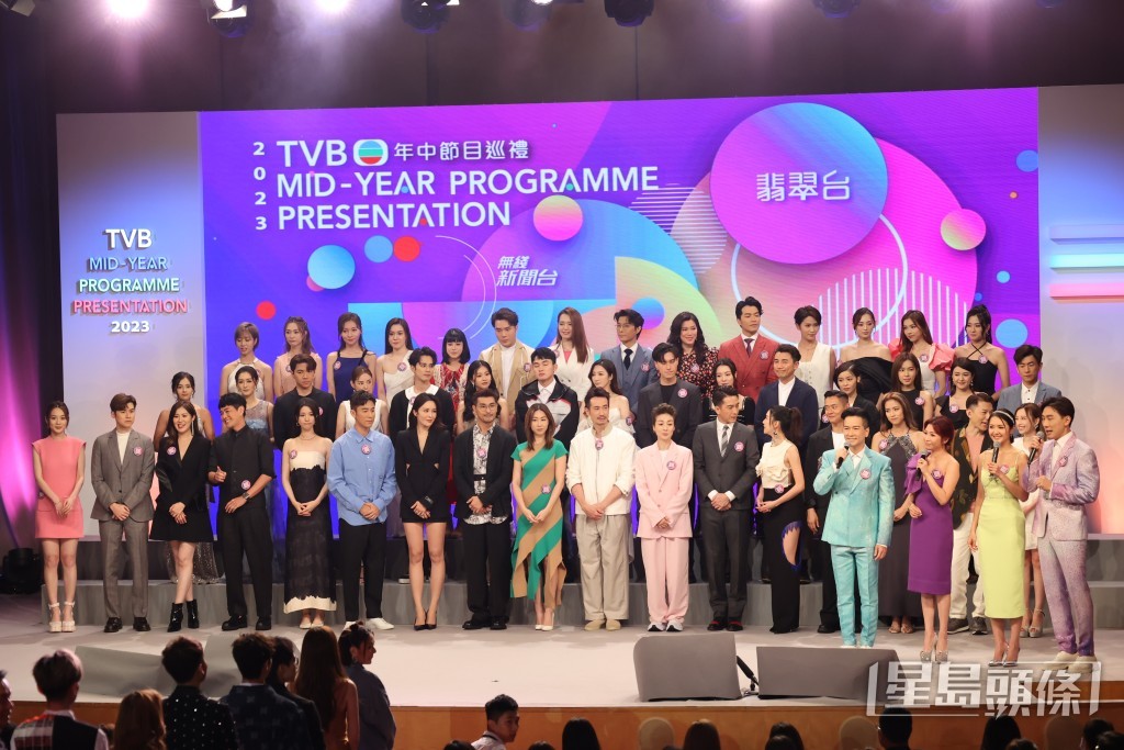受力捧的蔡潔、劉穎鏇及劉佩玥也在頭排，不過二排中間位置的小生花旦亦不容忽視！