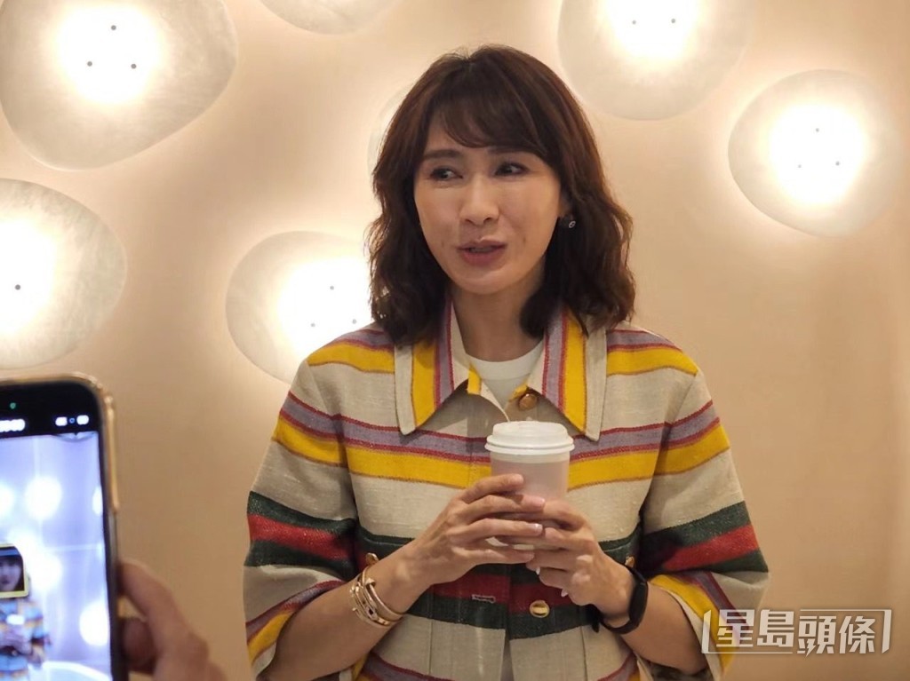 不過有網民就指黎姿:「真人其實醫美痕跡比較明顯,但還是很美的,畢竟底子強悍。」