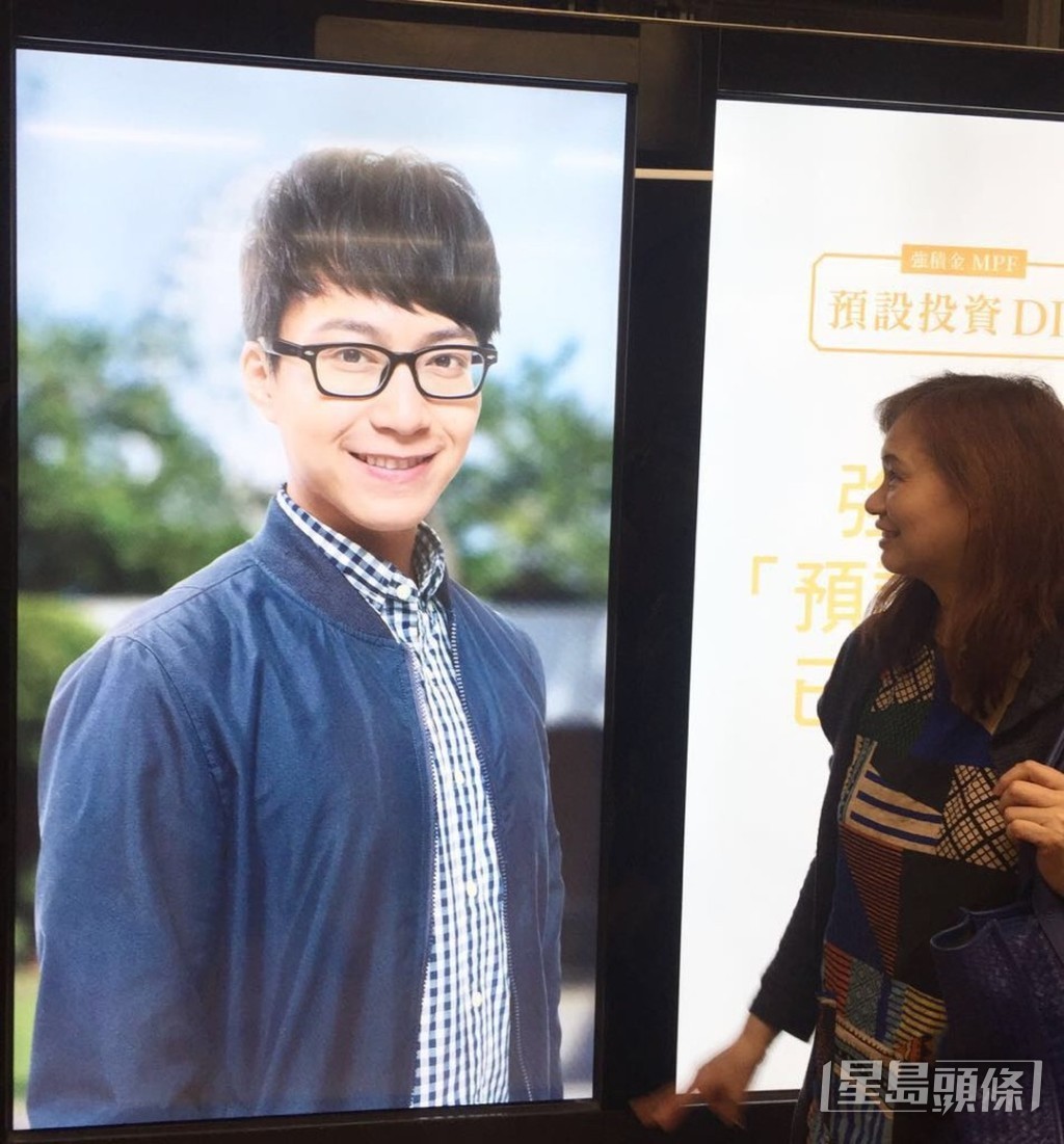 坤媽特意去巴士站同坤哥廣告燈箱合照。