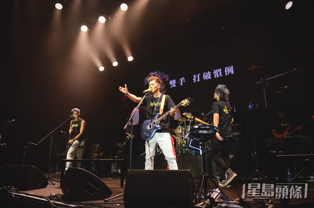 不過在20202年五位成員便因意向不合而解散。