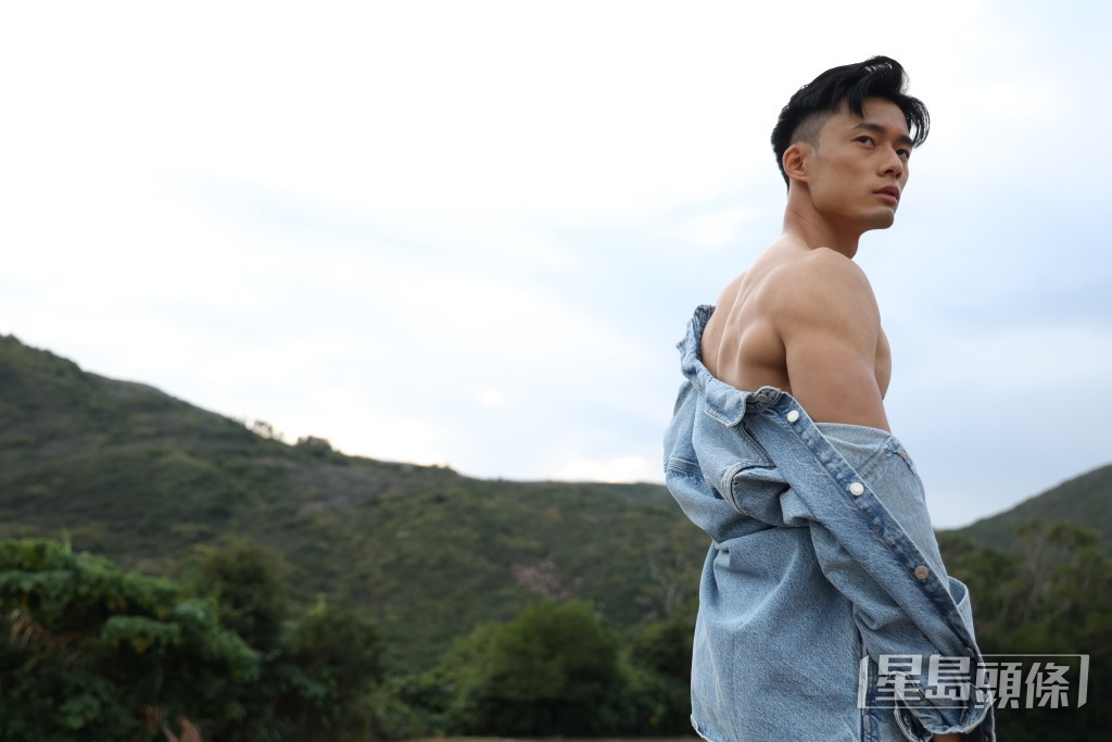 Godwin花了7、8年時間操練，變成40吋胸肌型男。