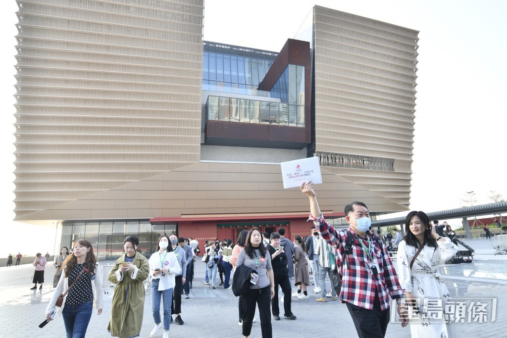 考察團參觀本港多個新旅遊景點。盧江球攝