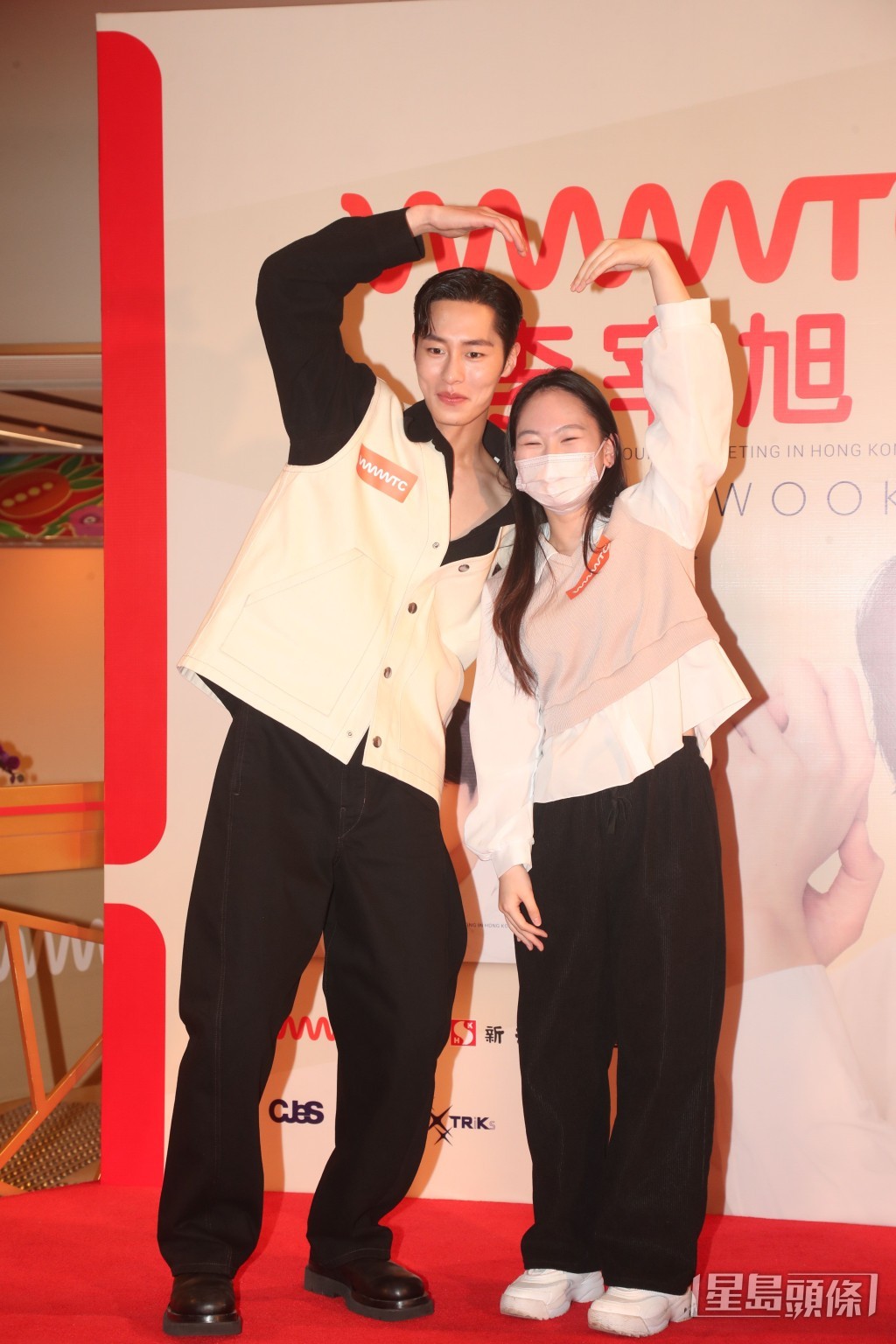 同粉丝大摆心心Pose。