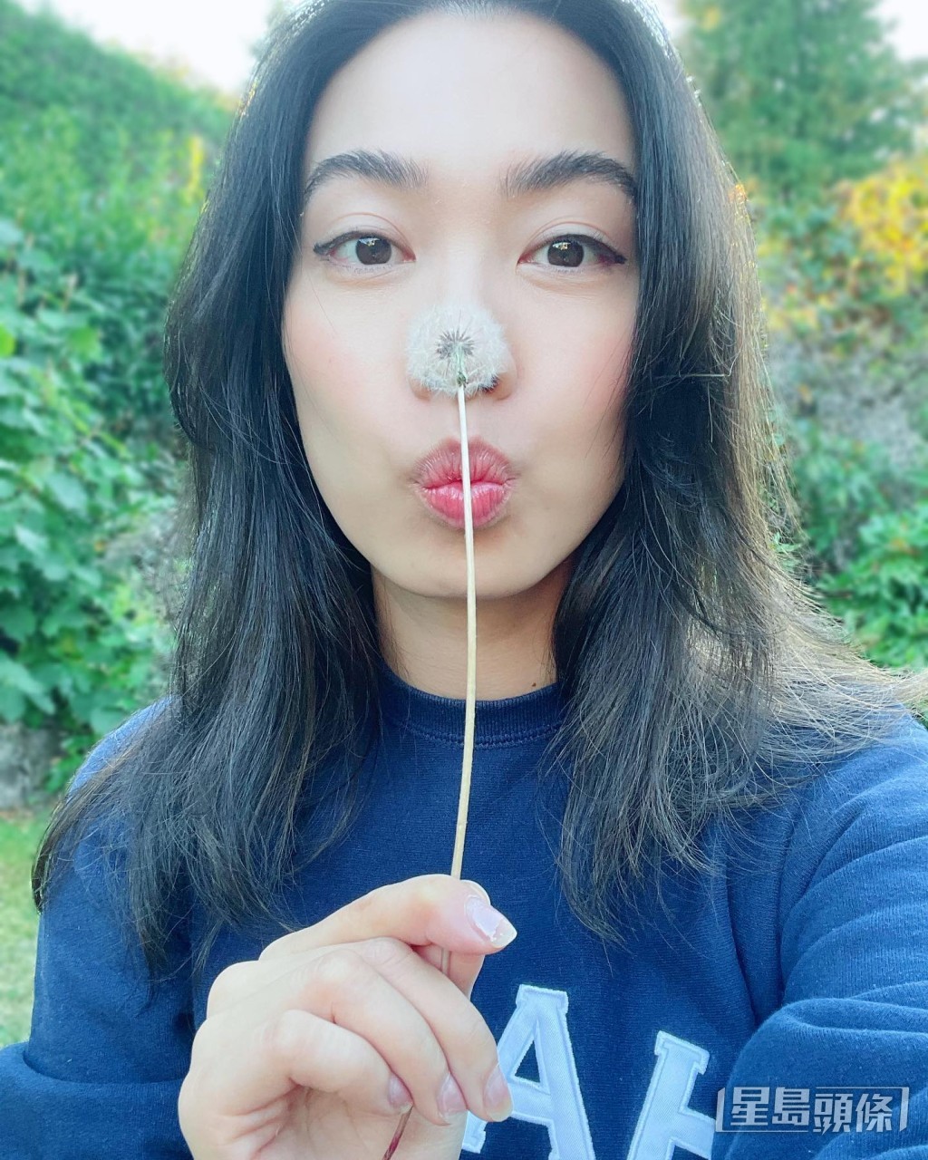 朱千雪小學時隨家人移民加拿大,現時家人亦在當地定居,朱千雪去年亦有返回加國探望家人。