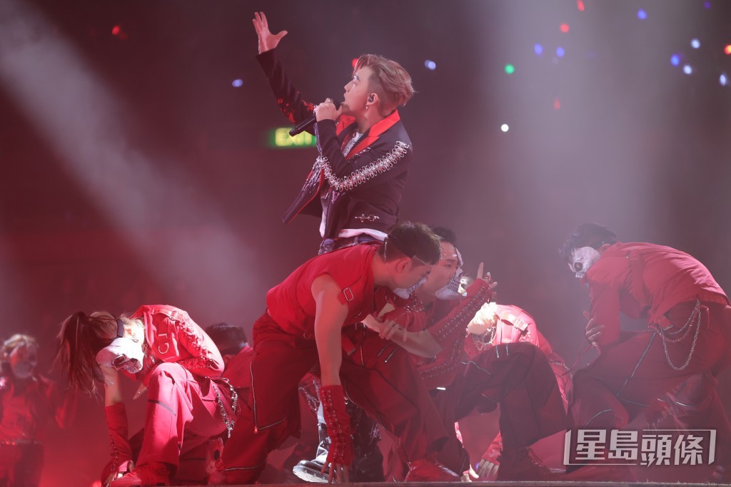 MC张天赋以一身rock爆造型登场。