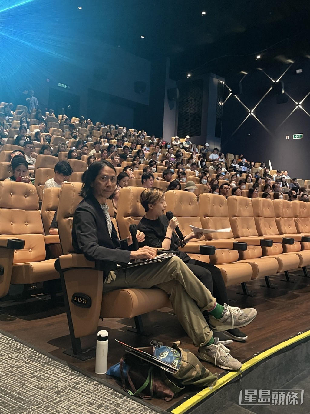 导演抽空透过ZOOM跟香港观众见面,由音乐人及DJ黄志淙担任主持人。