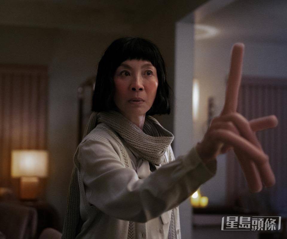 而她的對手分別有《五腥級盛宴》安雅泰萊采兒（Anya Taylor-Joy）、《Good Luck to You, Leo Grande》愛瑪湯遜（Emma Thompson）、《Mrs. Harris Goes to Paris》里絲莉雯慧（Lesley Manville）及《巴比倫：星聲追夢荷里活》（Babylon）​瑪歌羅比（Margot Robbie）。
