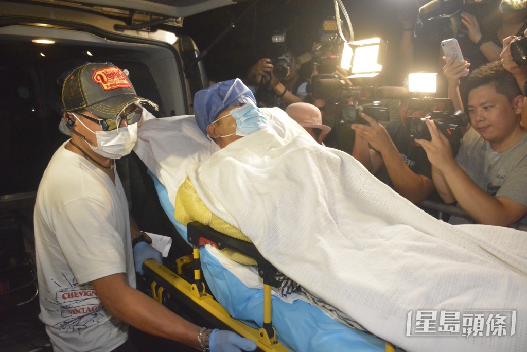 之後即晚回港並再度進行接駁神經線手術，期後一度留醫ICU。