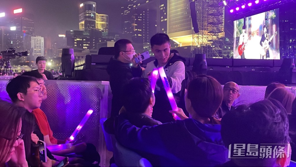 网红刘马车情绪激动。